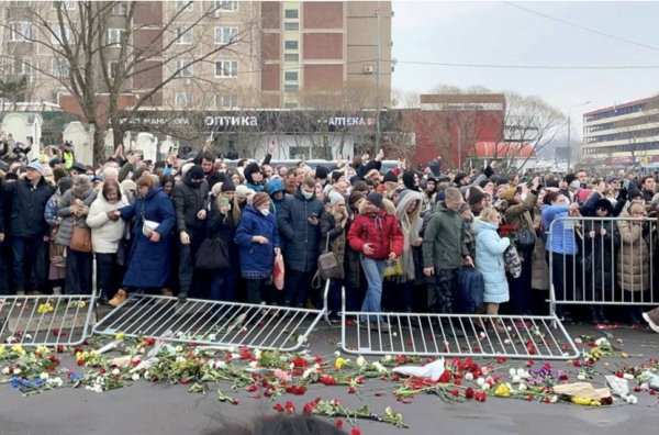 Силовики начали преследовать людей, которые приходили на похороны Навального